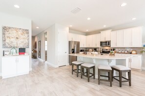 Refrigerador, horno, placa de cocina, lavavajillas