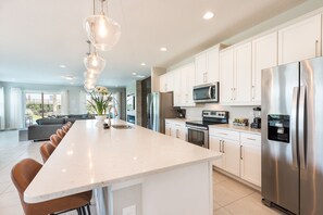 Fridge, microwave, oven, stovetop - Gorgeous Home with Private Pool, Themed Rooms near Disney with Waterpark &. (Reunion)