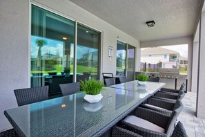 Outdoor dining - Gorgeous Home with Private Pool, Themed Rooms near Disney with Waterpark &. (Reunion)