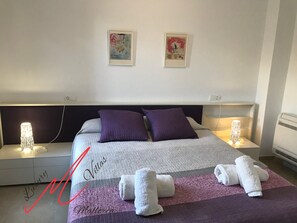 4 slaapkamers, een strijkplank/strijkijzer, reisbedje, gratis wifi