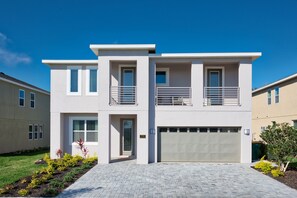 Exterior - Chic Home with Private Pool With Waterpark & Resort Access near Disney World at. (Reunion)