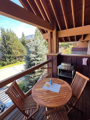 Outdoor dining - 3BR | Montbello | Cozy Townhouse | Private Hot Tub | Near Village | Fireplace (Whistler)