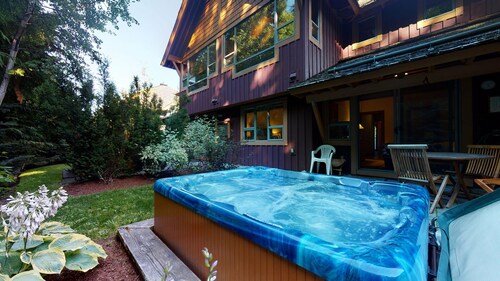 3BR | Montbello | Cozy Townhouse | Private Hot Tub | Near Village | Fireplace