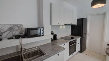 Coffee/tea maker, fridge, microwave, oven