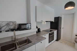 Kühlschrank, Mikrowelle, Ofen, Geschirrspüler