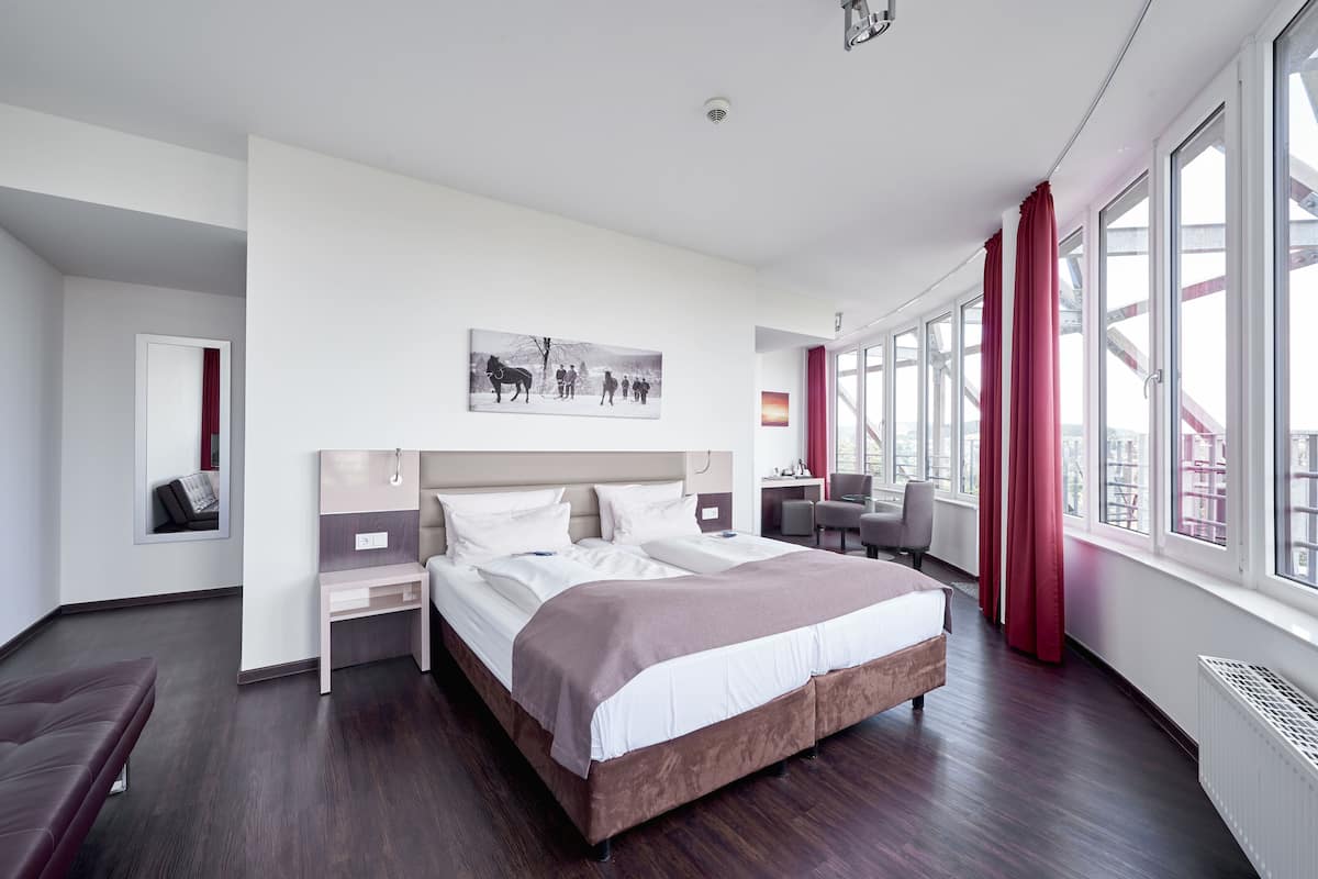 Junior Suite | 1 bedroom, hypo-allergenic bedding, minibar, in-room safe