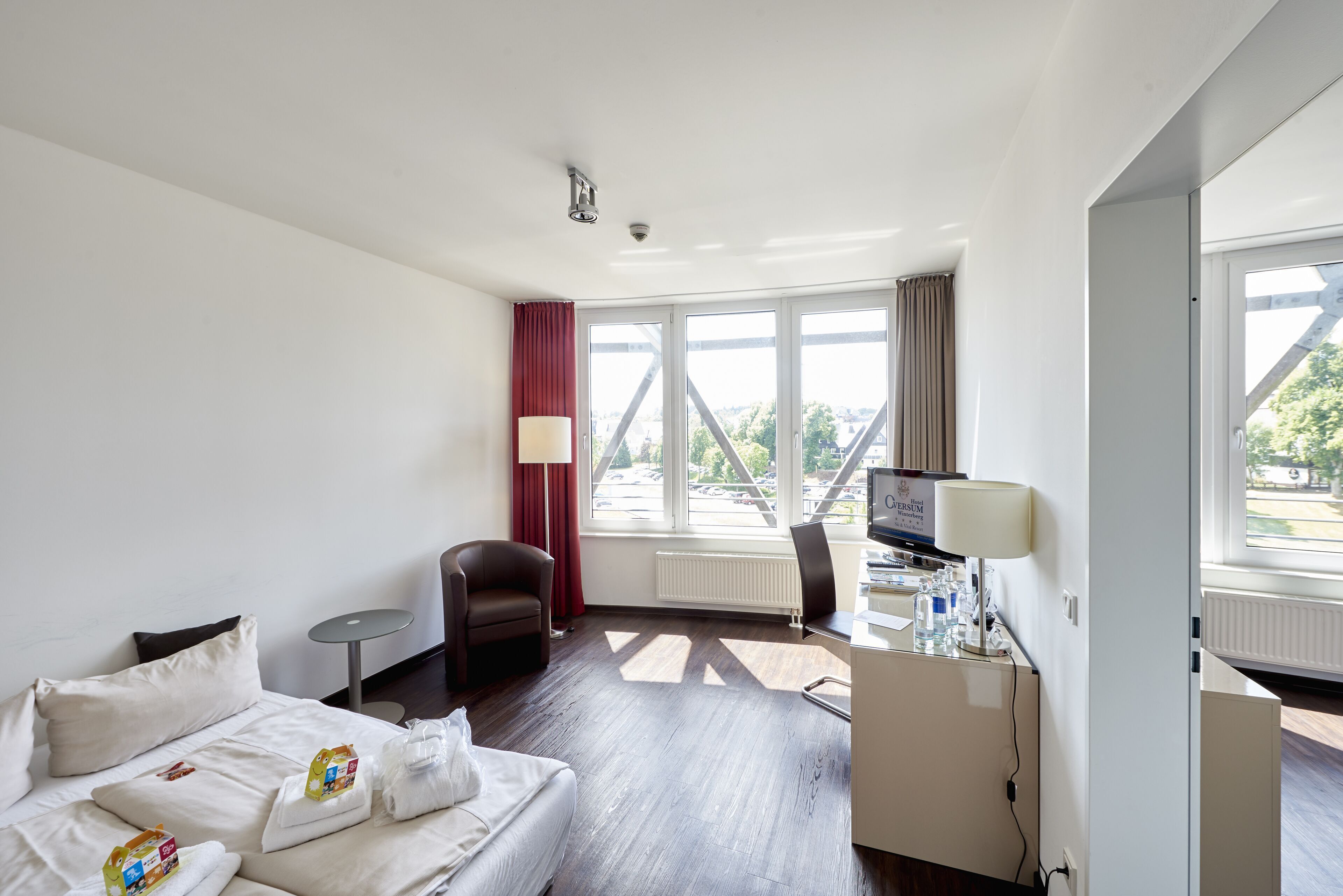 Hypo-allergenic bedding, minibar, in-room safe, desk