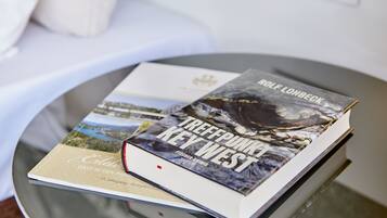 Ein Buch mit dem Titel „TREFFPUNK KEY WEST“ von ROLF LÖHBECK auf einer Glastisch.