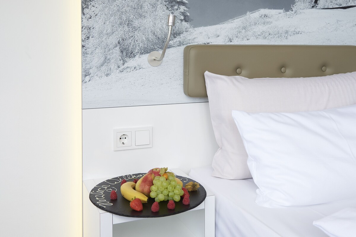 Allergitestet sengetøy, minibar, safe på rommet og skrivebord
