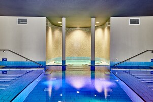 Bañera de hidromasaje cubierta