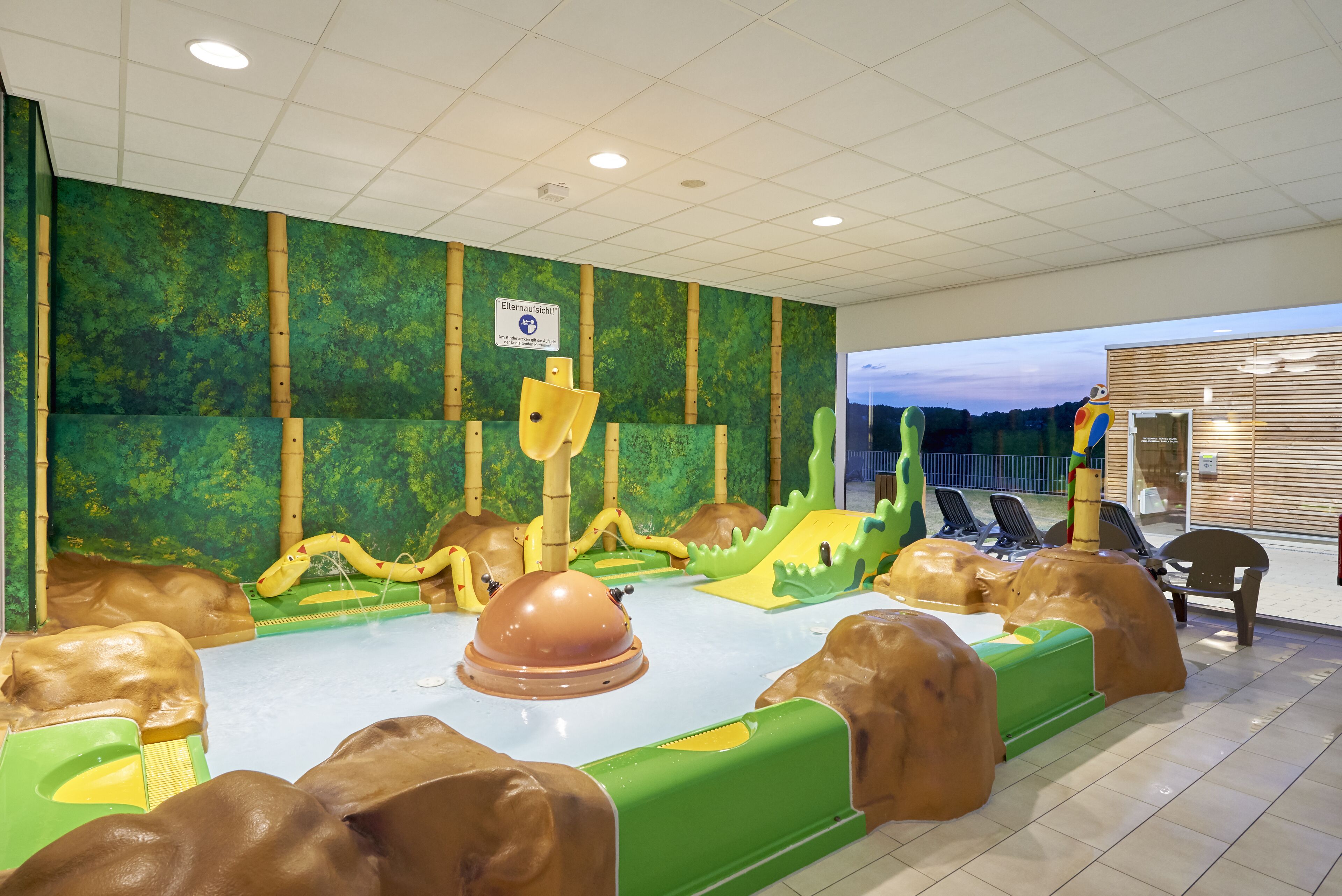 Piscina interna, piscina externa, espreguiçadeiras, salva-vidas no local