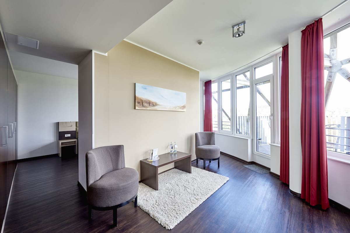 Deluxe Suite | Living area | 32-inch LCD TV with satellite channels, TV