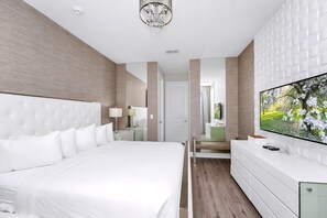 8 bedrooms, in-room safe, iron/ironing board, free WiFi - Striking Home with Games, Outdoor Kitchen near Disney with Waterpark & Resort. (Kissimmee)