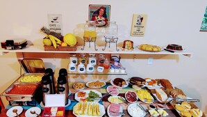 Una barra de buffet con diversos alimentos, salsas y bebidas.