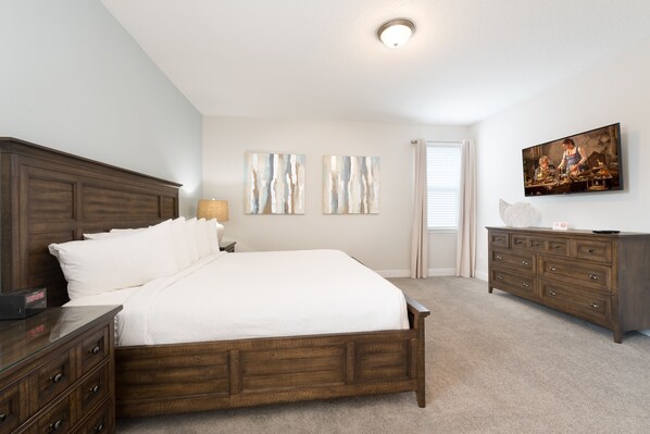 6 makuuhuonetta, tallelokero huoneessa, silitysrauta/-lauta