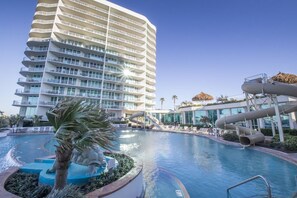 Una piscina cubierta, una piscina climatizada