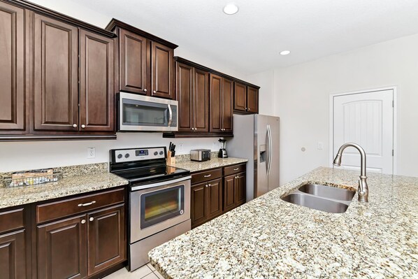 Fridge, oven, stovetop, dishwasher - Enchanting Home near Disney with Game and Themed Rooms with Waterpark & Resort. (Kissimmee)