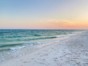 En la playa, camastros y toallas de playa 