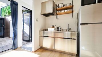 Kühlschrank, Mikrowelle, Herdplatte, Kochgeschirr/Geschirr/Besteck