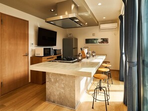 Refrigerador, microondas, parrilla de estufa y utensilios de cocina