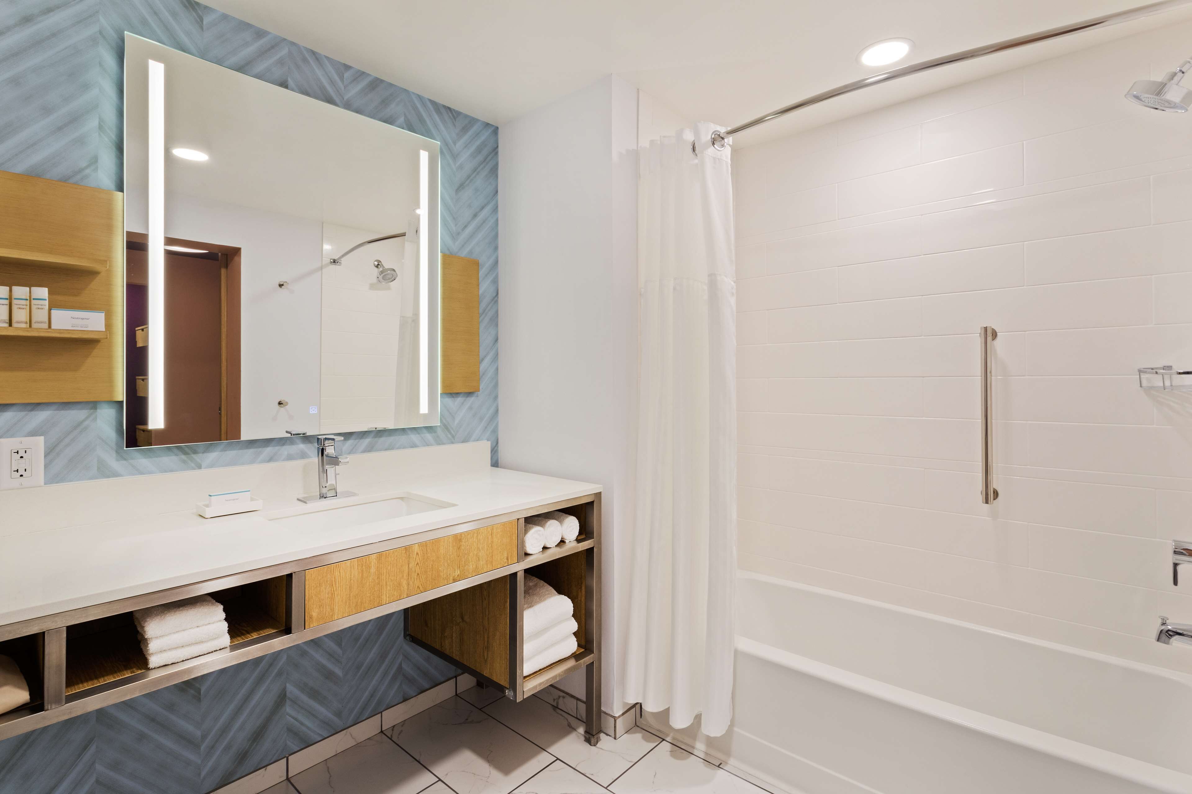 room, 1 king bed (drinks & snacks) | bathroom | combined shower/bathtub, towels