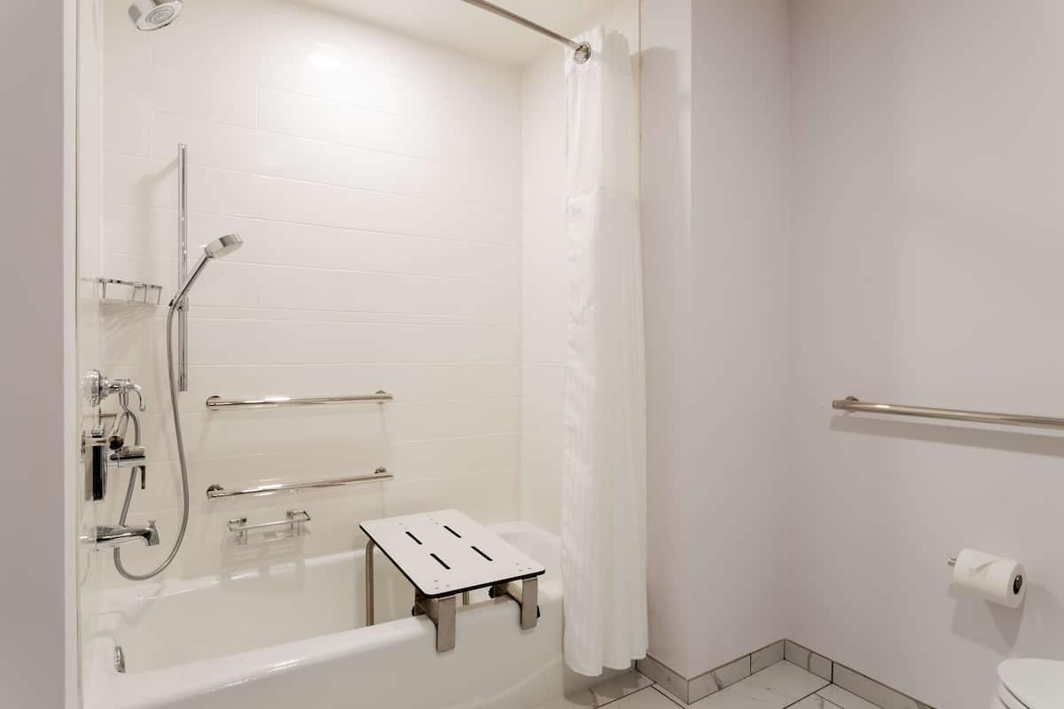 Combined shower/bathtub, towels