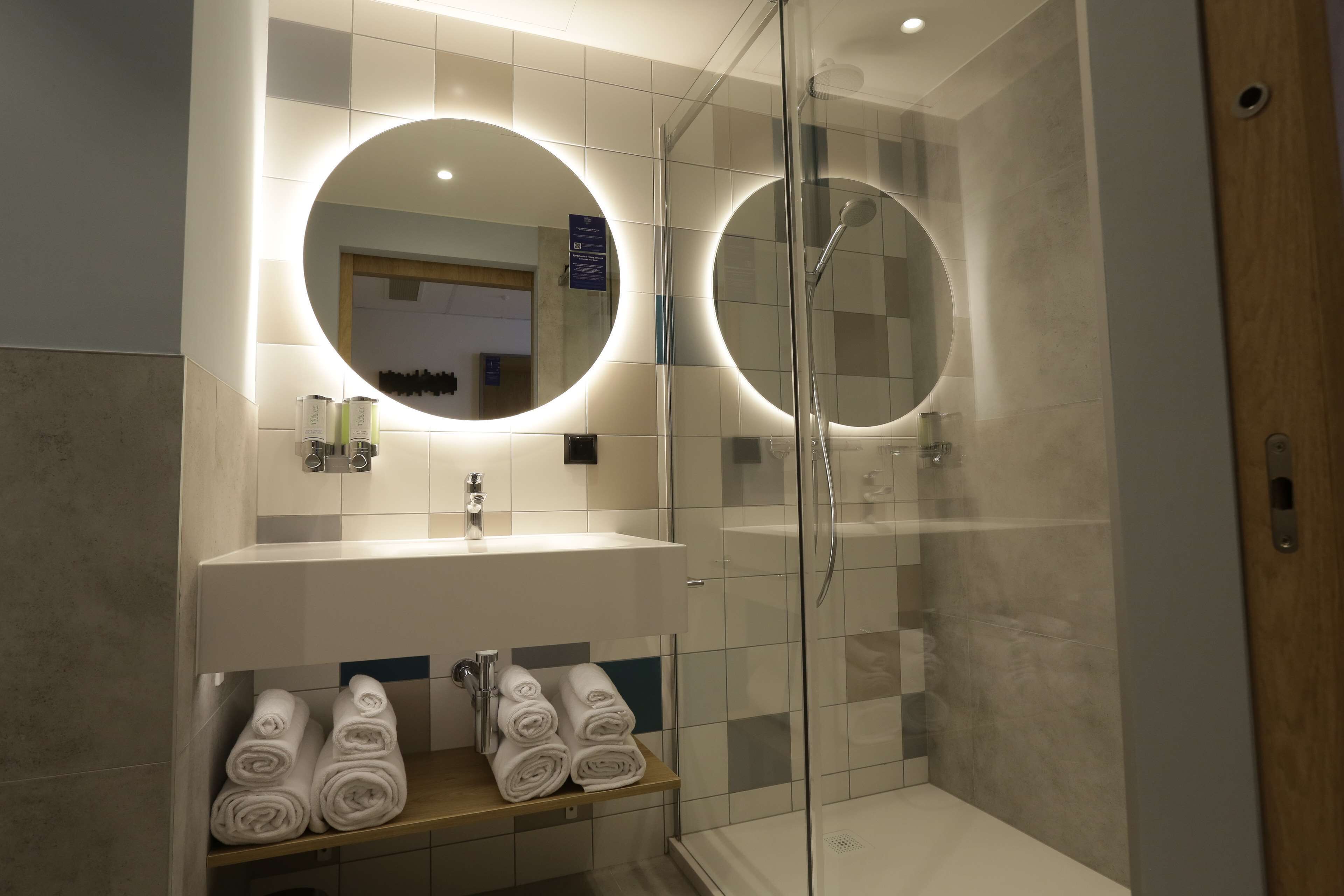 shower, rainfall showerhead, free toiletries, hair dryer