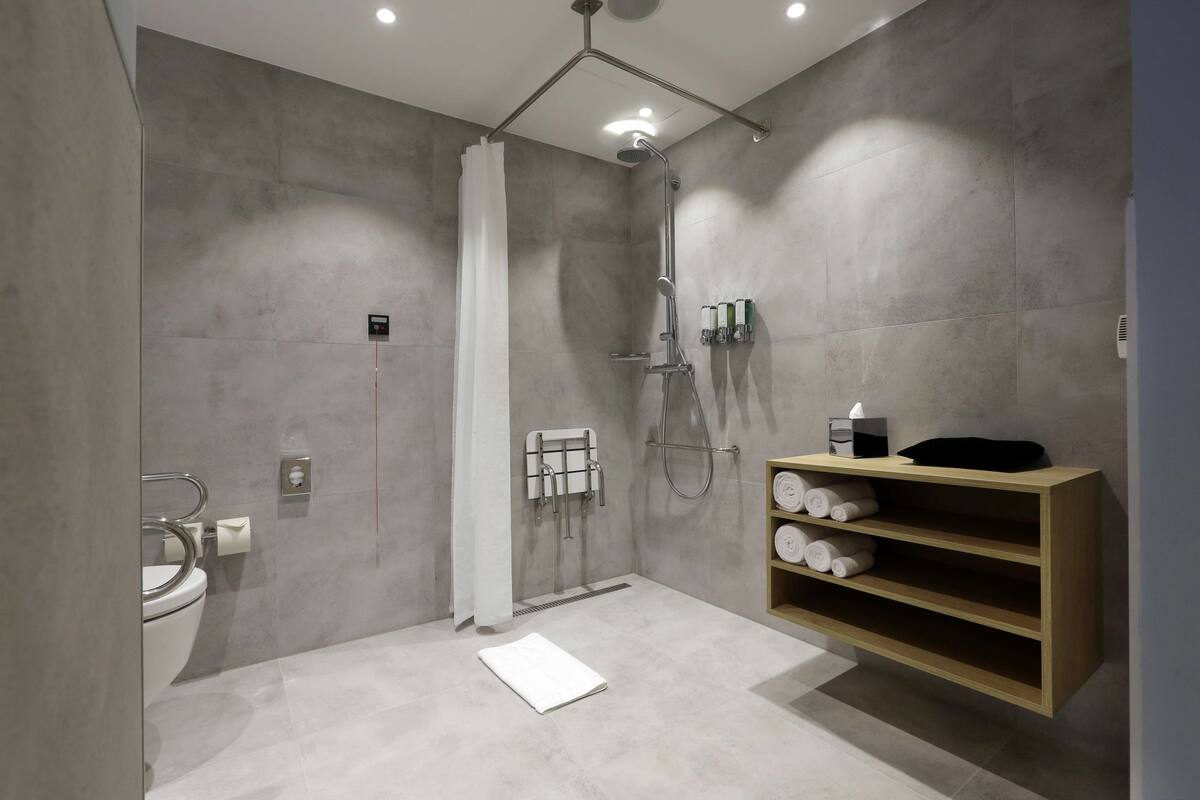 room, 1 queen bed, accessible | bathroom shower