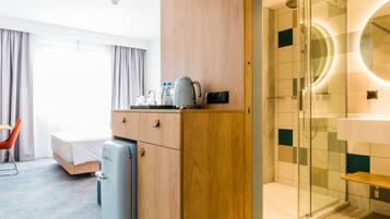 Kamer, 1 queensize bed met slaapbank | Hypoallergeen beddengoed, donzen dekbedden, een kluis op de kamer