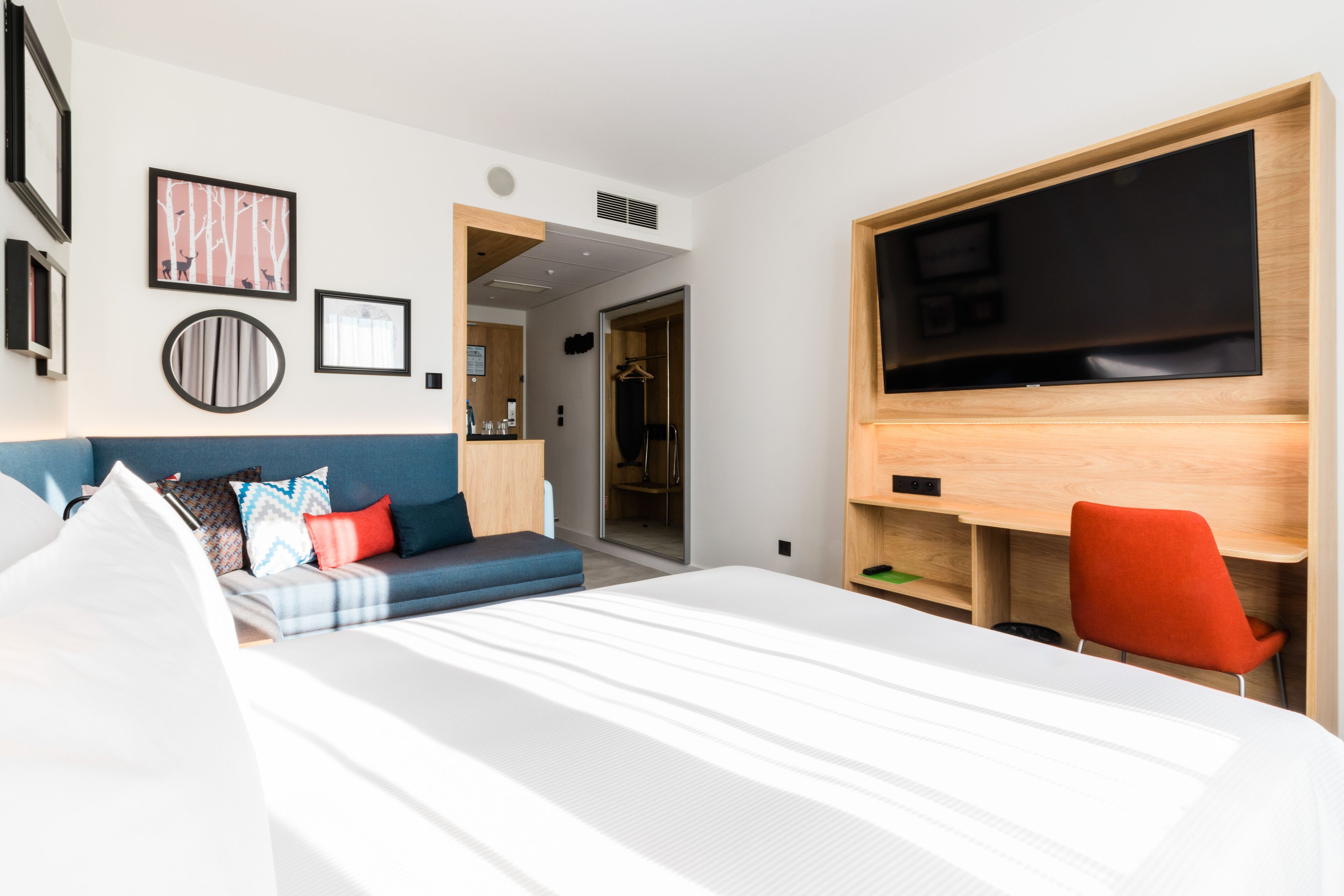 room, 1 queen bed with sofa bed | 1 bedroom, hypo-allergenic bedding, down duvets, in-room safe