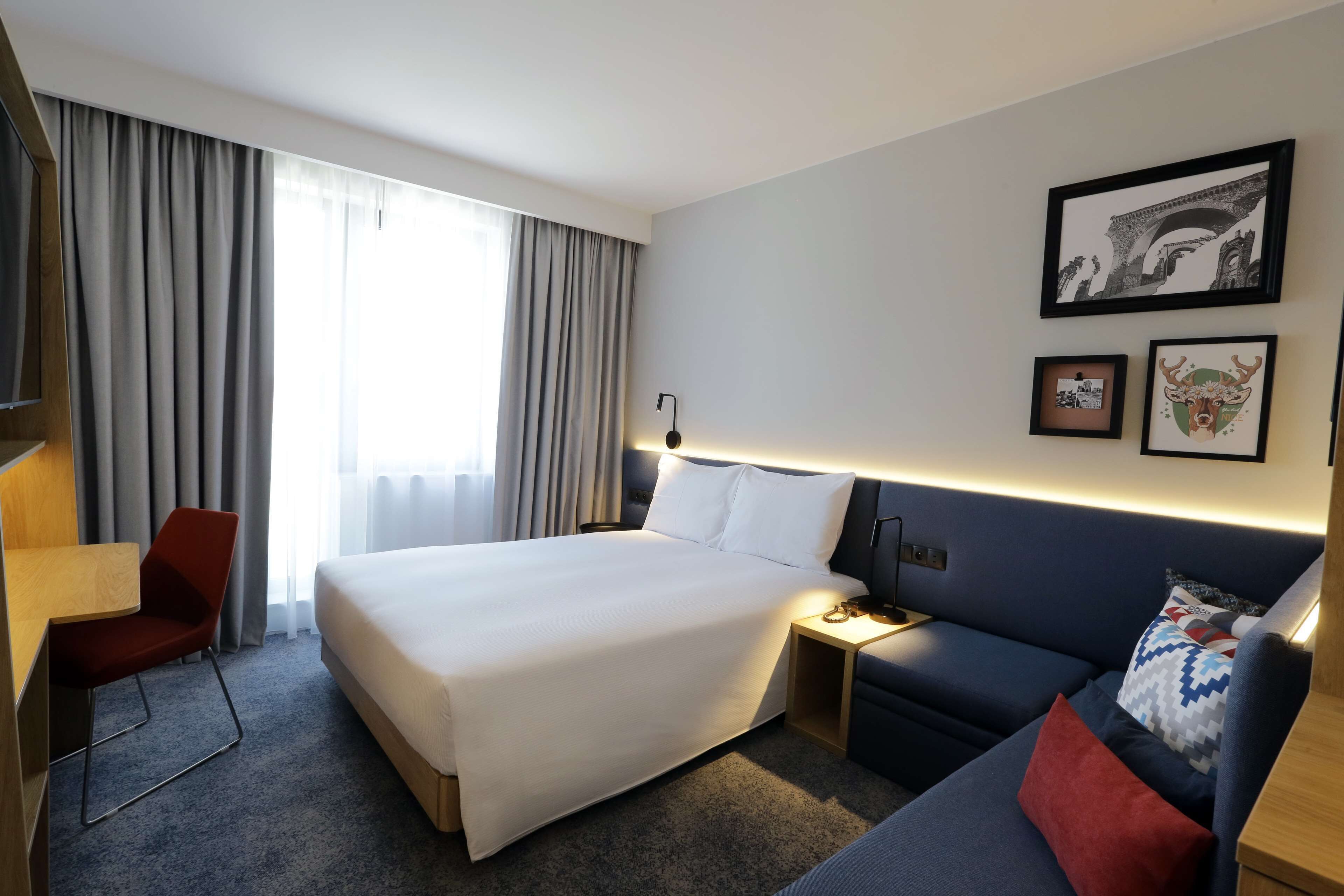 Room, 1 Queen Bed with Sofa bed | Hypo-allergenic bedding, down duvets, in-room safe, desk