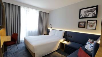 Room, 1 Queen Bed with Sofa bed | Hypo-allergenic bedding, down duvets, in-room safe, desk