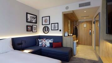 Zimmer, 1 Queen-Bett und Schlafsofa | Wohnbereich | 55-Zoll-LCD-Fernseher mit Kabelempfang, Fernseher