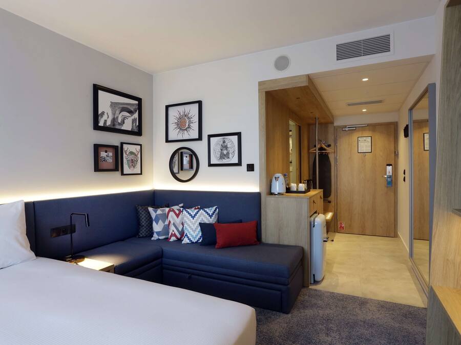 Rom, 1 queensize-seng med sovesofa | Oppholdsområde | En 55-tommers LCD-TV med kabel-kanaler samt TV