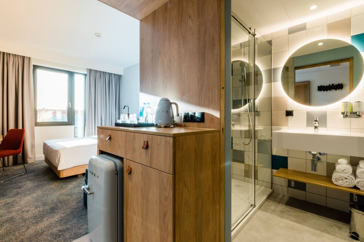 shower, rainfall showerhead, free toiletries, hair dryer