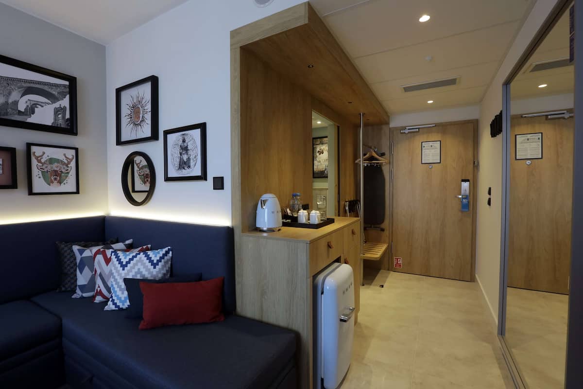 room, 1 queen bed with sofa bed | 1 bedroom, hypo-allergenic bedding, down duvets, in-room safe