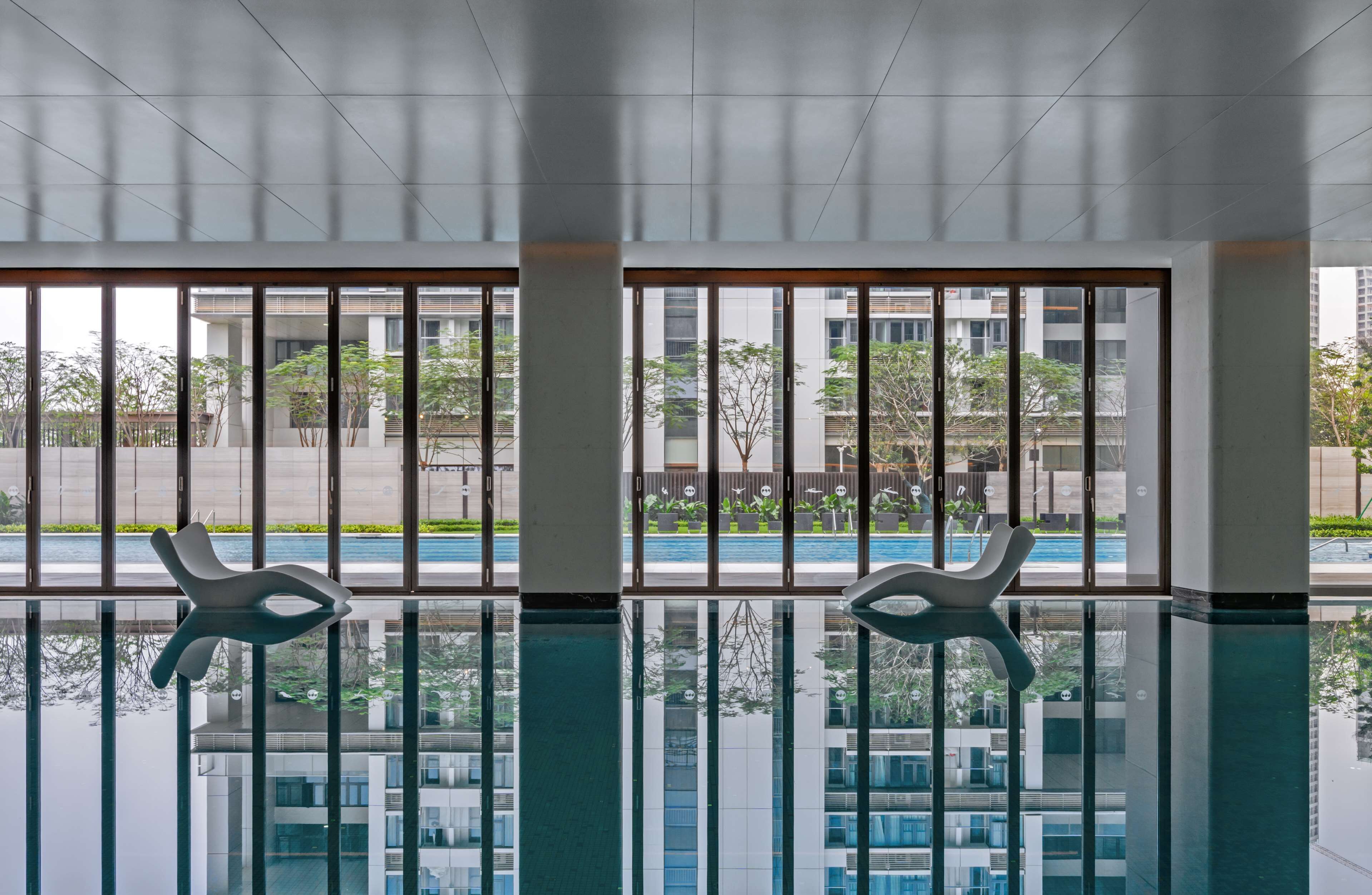 Piscina coberta, piscina a l'aire lliure de temporada i gandules 