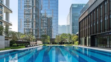 Hồ bơi trong nhà, hồ bơi ngoài trời phục vụ theo mùa, ghế dài tắm nắng