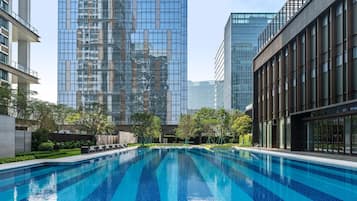 Una piscina techada, una piscina al aire libre