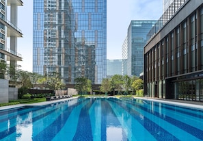 Indoor pool, seasonal outdoor pool, pool loungers - Hilton Shenzhen World Exhibition & Convention Center (Shenzhen)