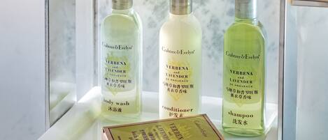 Tres botellas de Crabtree & Evelyn Verbenas sobre una estantería blanca.
