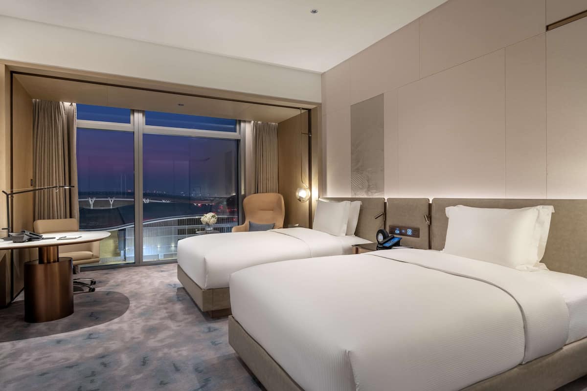 Deluxe Room, 2 Single Beds | 1 bedroom, minibar, in-room safe, desk