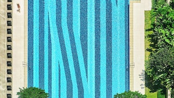 Piscine intérieure, piscine extérieure en saison, chaises longues