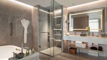 Suite Deluxe, 1 letto king | Bagno | Soffione a pioggia, set di cortesia gratuito, asciugacapelli, pantofole