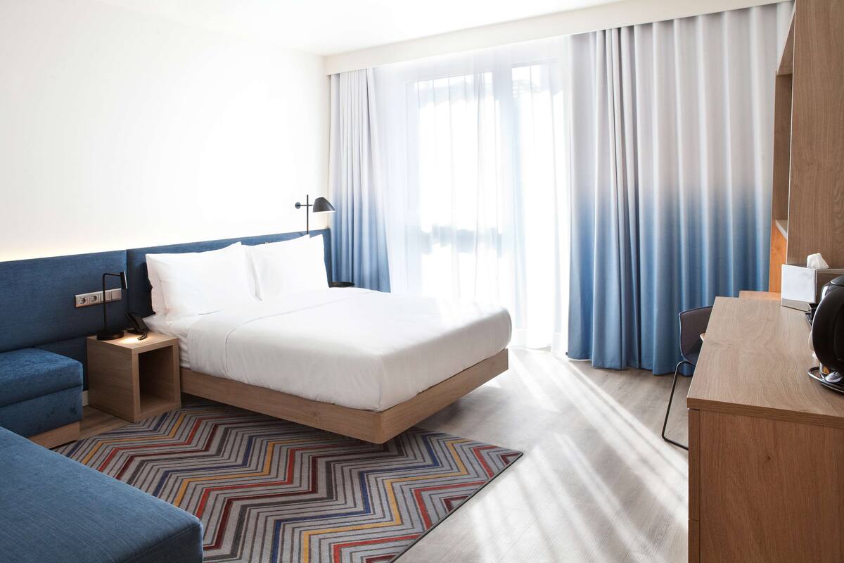 Hypo-allergenic bedding, in-room safe, desk, laptop workspace