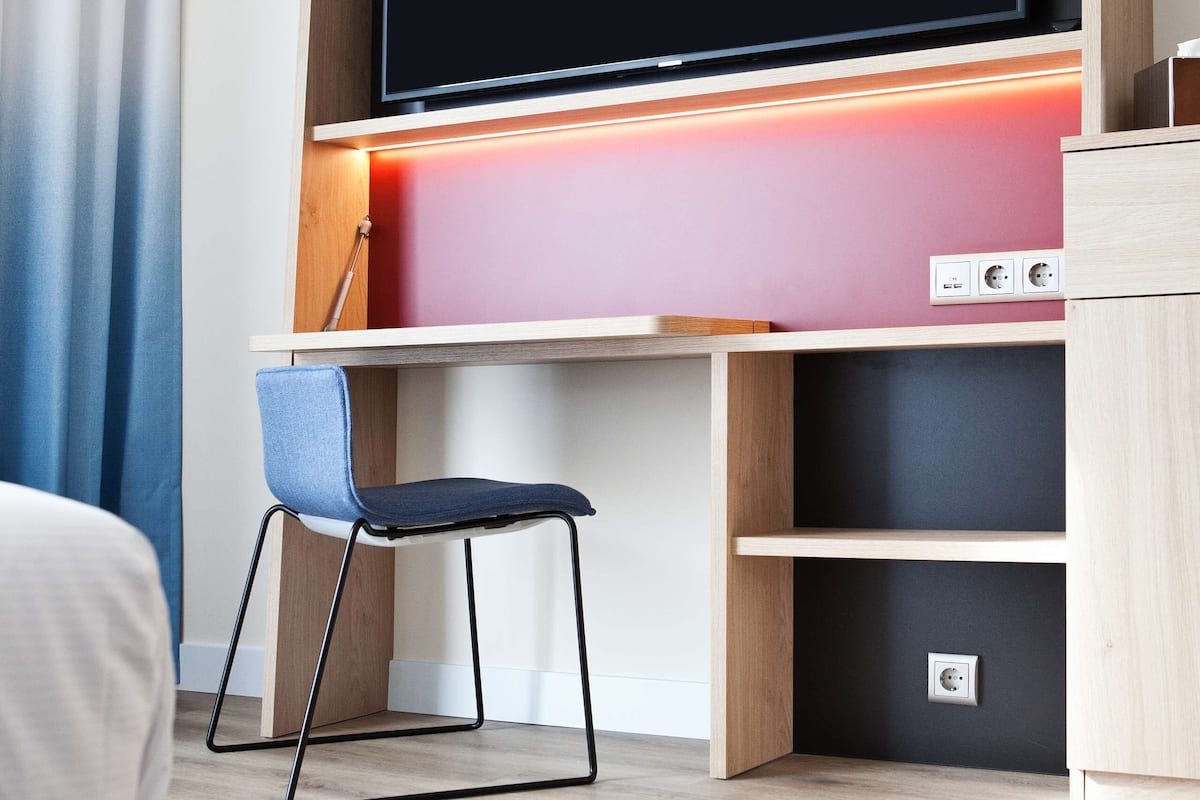 Literie hypoallergénique, coffres-forts dans les chambres, bureau