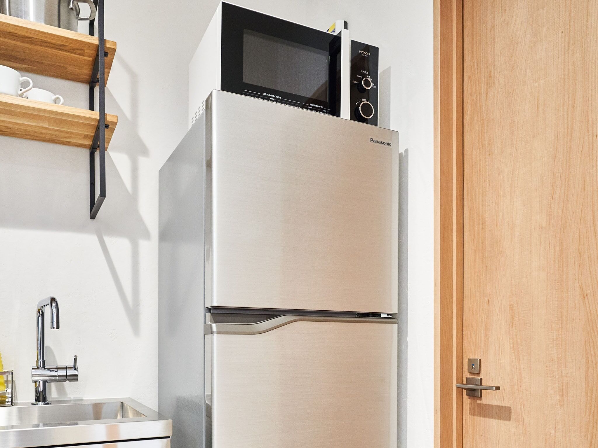 Kühlschrank, Mikrowelle, Herdplatte, Kochgeschirr/Geschirr/Besteck