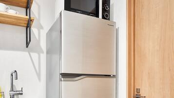 Kühlschrank, Mikrowelle, Herdplatte, Kochgeschirr/Geschirr/Besteck