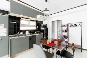 Refrigerador, microondas, parrilla de estufa y utensilios de cocina