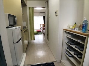 Jääkaappi, mikroaaltouuni, liesi, keittoastiat/astiat/ruokailuvälineet